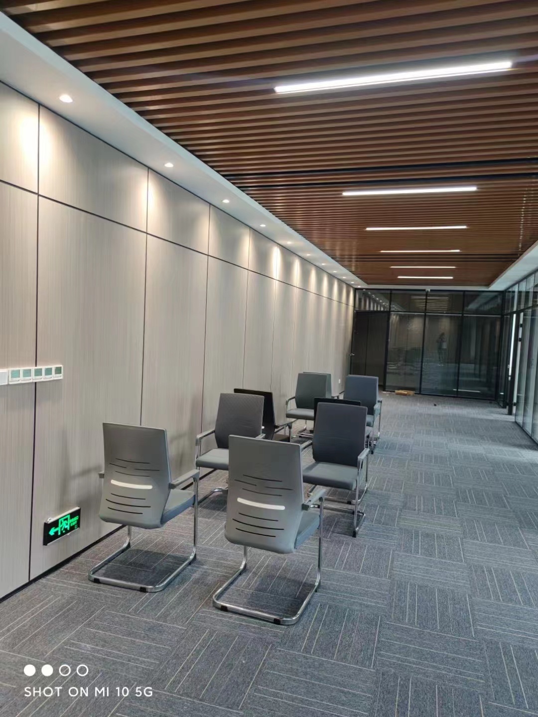 陜西木飾面板辦公室安裝實景圖